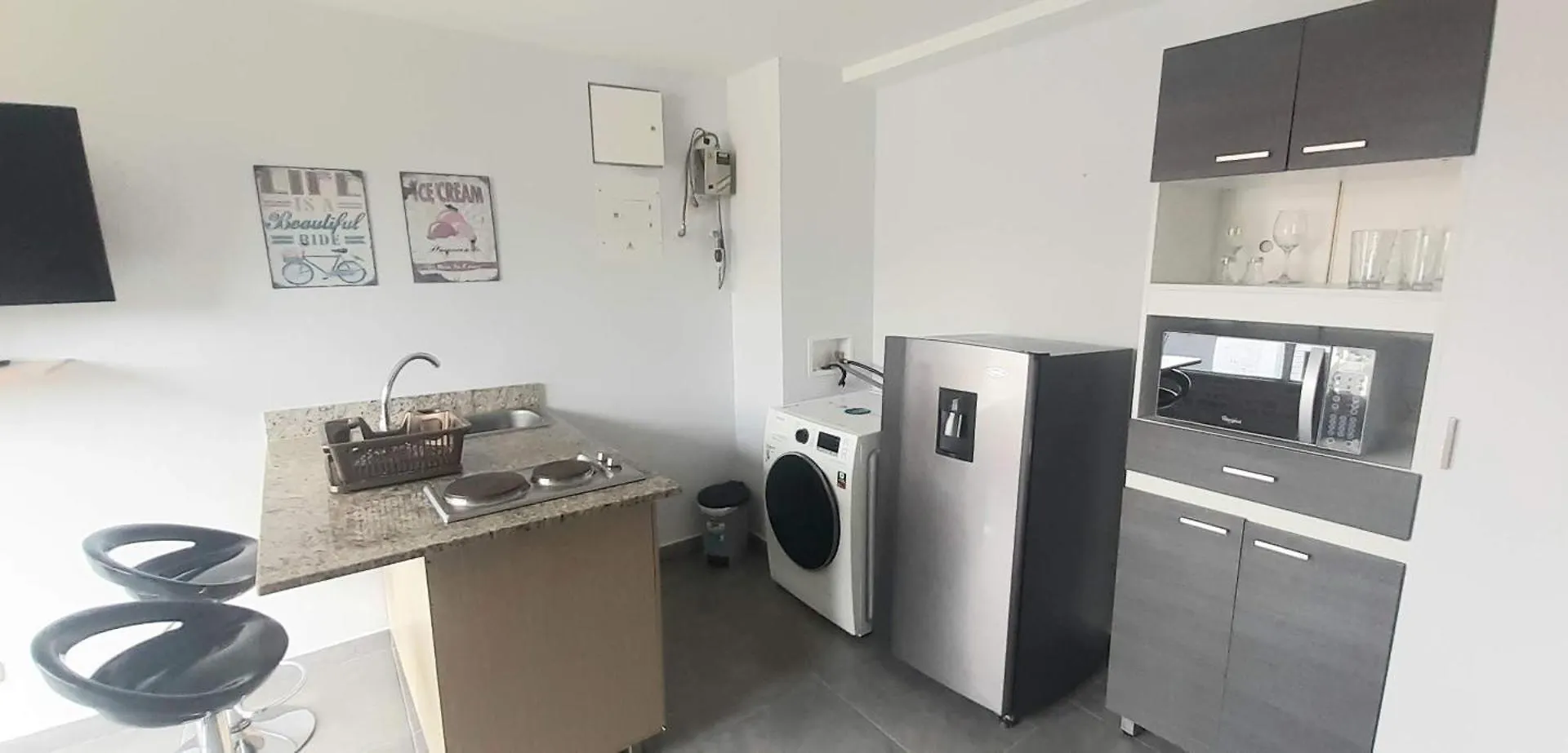 Cold Ac-Fast Wi-Fi-Great Location-Medellin Fun Apartment Colombia
