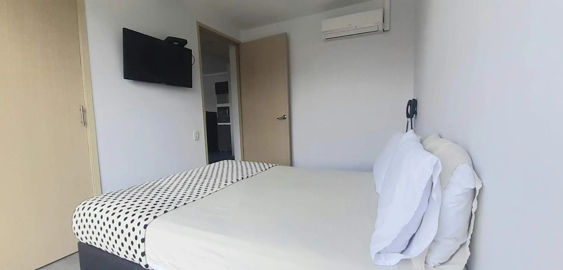 Cold Ac-Fast Wi-Fi-Great Location-Medellin Fun Apartment 0*, Medellin